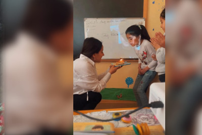 Leyla müəllimə “Bütün ailəm yanımdadır bir tək atamdan başqa” deyən şagirdini sevindirib