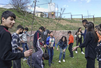 Şagirdlər “Yaşıl məktəb” layihəsinə dəstək olurlar