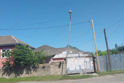 Astarada işıq dirəyi təhlükə saçır