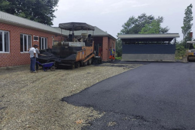 Masallıda məscidin həyətinə asfalt döşənir