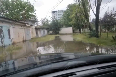 Lənkəranın mərkəzi küçəsindəki həyəti su basıb