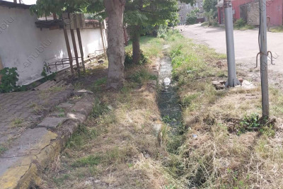 Xəndəkdən gələn pis qoxuya görə sakinlər evlərində otura bilmirlər