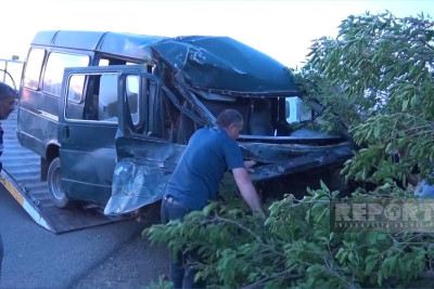 Cəlilabadda mikroavtobus qəzaya uğrayıb