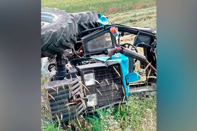 Traktor əkin sahəsinə aşıb