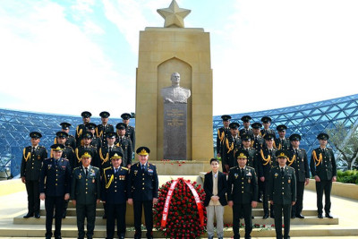 Hərbçilər Həzi Aslanovun məzarını ziyarət ediblə