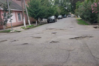 Lənkəranın çala-çuxurlu yolu sakinləri narahat edir