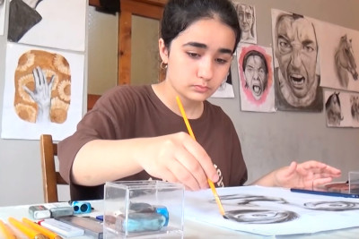 Kömür və qəhvədən şəkil çəkən 13 yaşlı Xədicəni tanıyaq