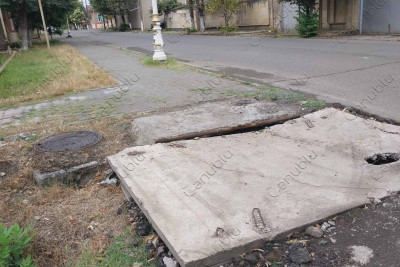 Bir müddət öncə təmir olunan piyada yolu yenidən çökməyə başlayıb