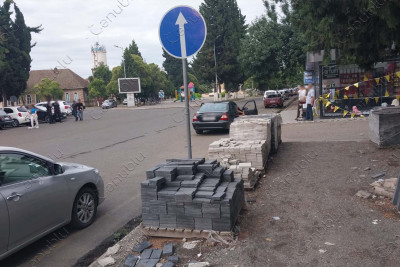Lənkəran şəhərinin mərkəzində piyada səkisinin təmiri 3 aydır ki, ləngiyir