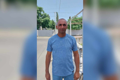 42 yaşlı astaralı pəhləvan dişləri ilə qəpiyi əyir