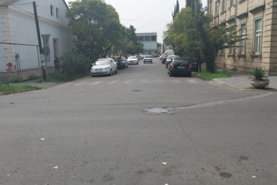 Lənkəranda piyada zolağı silinib və “piyada keçidi” nişanı yoxdur