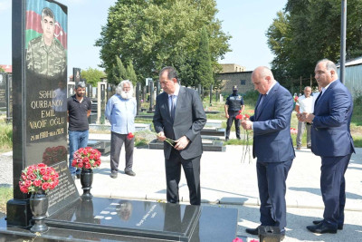 Taleh Qaraşov Aşura günündə şəhidlərimizin məzarlarını ziyarət edib
