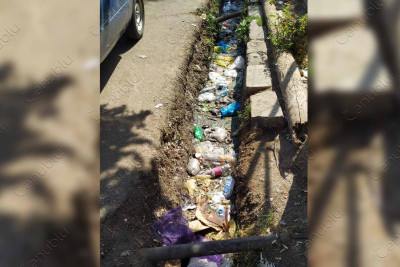 Bazara gedən yolda xəndəklər məişət tullantıları ilə dolub-daşır