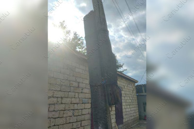 Haftoni qəsəbəsində yerləşən qəzalı elektrik dirəyi aşmaq üzrədir