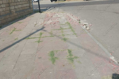 Astaranın mərkəzində yerləşən piyada səkiləri yararsız haldadır
