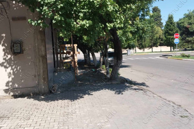 Lənkəranda səkidə inşa olunan tikili piyadaların gediş-gəlişinə maneə törədir