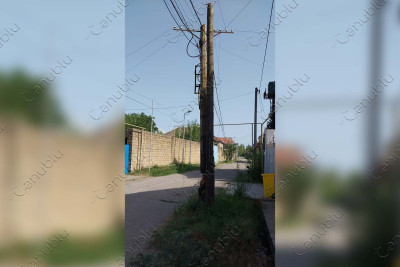 Lənkəranda elektrik dirəyi hər an aşa bilər