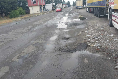 Astaranın mərkəzi küçəsi avtomobillərə ziyan vurur