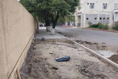 Astaranın mərkəzində piyada yolu təmir olunur