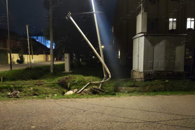 Lənkəranda qəza: avtomobil xəndəyə aşıb