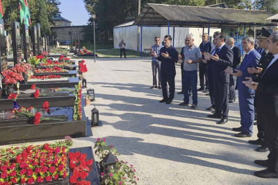 Taleh Qaraşov şəhid İmaməli Əhədzadənin anım günündə məzarını ziyarət edib