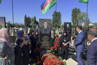 Taleh Qaraşov şəhidlər Vüsal Quliyev və Samir Quliyevin anım günündə məzarlarını ziyarət edib