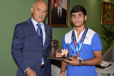 Araz Əhmədov qalib idmançılarla görüşüb