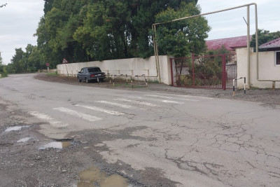 Astaranın Təngərüd kənd məktəbinin qarşısındakı piyada keçidi silinib, zolaq isə yoxdur