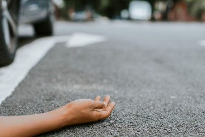 Lənkəranda avtomobil gənc qızı xəstəxanalıq edib