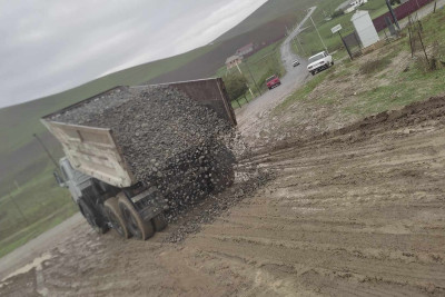 Cəlilabadın Boyxanlı kəndində yollara çınqıl tökülüb