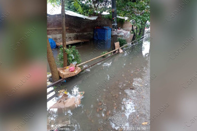 Lənkəranın bu küçəsində piyadalar hərəkət etməkdə çətinlik çəkirlər