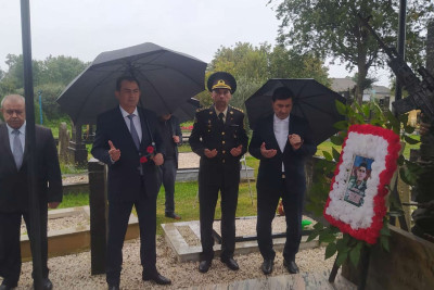 Taleh Qaraşov şəhid Kamran Əliyevin məzarını ziyarət edib