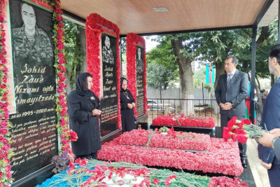 Taleh Qaraşov şəhid Zaur İsmayılzadənin məzarını ziyarət edib
