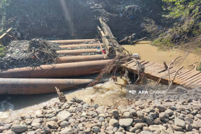Astarada 2-3 gün öncə salınan körpü dağılıb