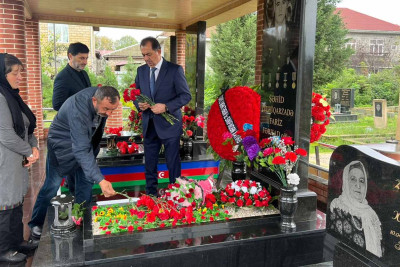Taleh Qaraşov şəhid Fariz Zülfüqarzadənin məzarını ziyarət edib