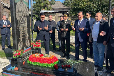 Taleh Qaraşov şəhid Elşad Zeynallının məzarını ziyarət edib