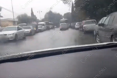 LDU-nun qarşısında yaranan tıxac sürücülərə çətinlik yaradır