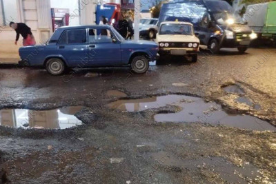 Lənkəranda bu iki küçənin kəsişməsindəki çuxurlar hərəkətə çətinlik yaradır