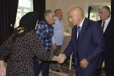 Araz Əhmədov şəhid Simran Rzayevin valideynlərini ziyarət edib