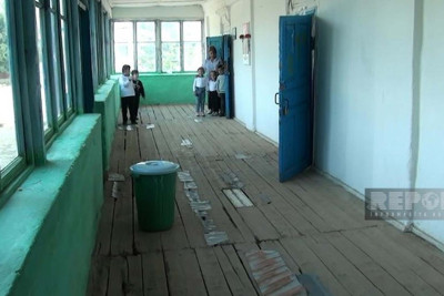 Göytəpə şəhər məktəbinin binası qəzalı vəziyyətdədir