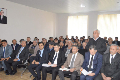 Qəzənfər Ağayev Asxanakəran kəndində sakinləri qəbul edib
