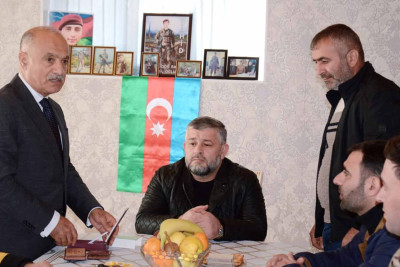 Şəhid Ramil Məmmədovun ailəsinə təltifləri təqdim olunub