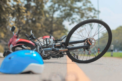 Masallıda velosipedçi körpüdə keçinib
