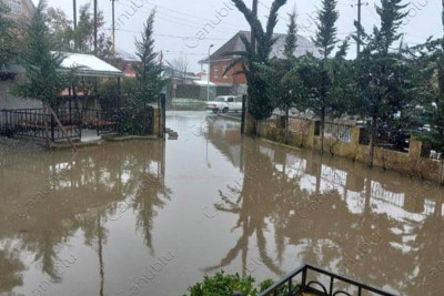 Lənkəranda Sukanal İdarəsinin həyətini su basıb