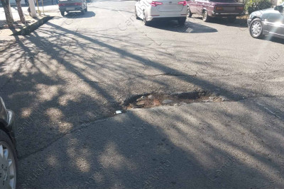 Lənkəranın bu küçəsində çuxurlar maşınlara ziyan vurur