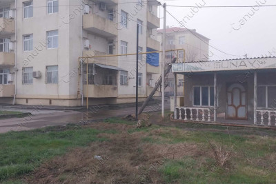 Astaranın mərkəzində rabitə dirəyi aşmaq üzrədir