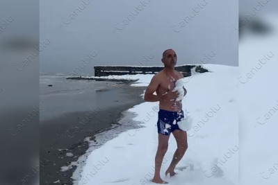 Astaralı pəhləvan qarlı havada dənizdə çimib