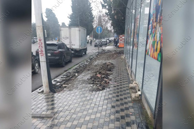 Lənkəranda təmiri yenicə bitən piyada səkisində qazıntı işləri aparılır