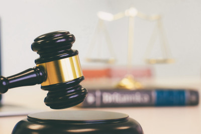 İki ananın ölümündə ittiham olunan sabiq həkim azadlığa buraxılıb