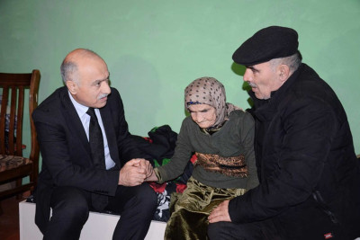 Masallıda icra başçısı 102 yaşlı sakinə baş çəkib